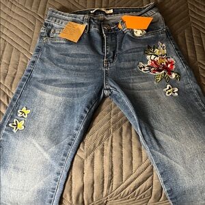 DS Fashion Floral Embroidered Skinny Jeans – Medium Wash Boho Denim (Size 36)